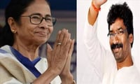 আগামী কাল শপথ : মমতার পা ছুঁয়ে প্রণাম করলেন ঝাড়খন্ডের ভাবী মুখ্যমন্ত্রী হেমন্ত সোরেন